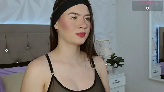 Snapshot of Gwen_drew chatting on 10.11.25 Gwen drew online show from 10.11.25