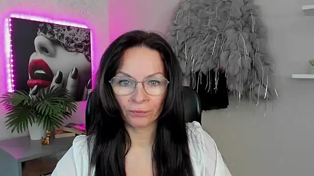 Snapshot of HelenLuxx chatting on 03.03.25 HelenLuxx online show from 03.03.25