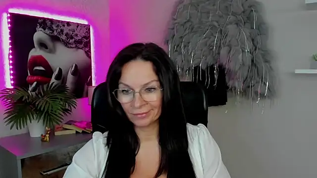 Snapshot of HelenLuxx chatting on 03.03.25 HelenLuxx online show from 03.03.25