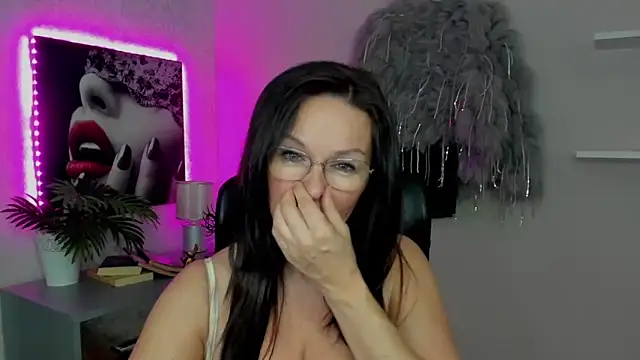 Snapshot of HelenLuxx chatting on 03.16.25 HelenLuxx online show from 03.16.25