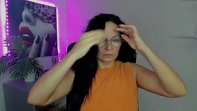 Snapshot of HelenLuxx chatting on 09.25.25 HelenLuxx online show from 09.25.25