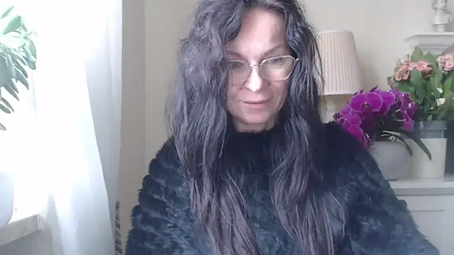 Snapshot of HelenLuxx chatting on 10.27.25 HelenLuxx online show from 10.27.25