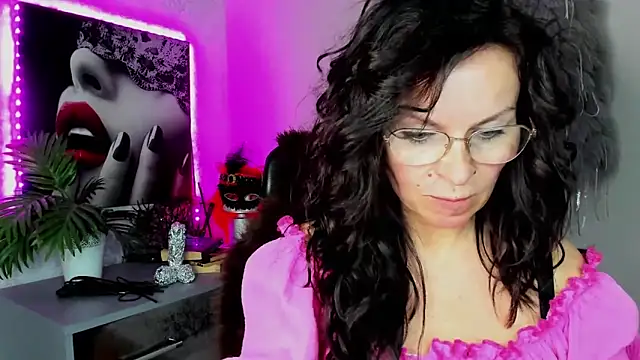 HelenLuxx online show from 04.14.26