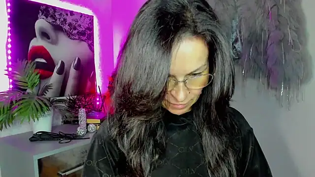 HelenLuxx online show from 04.18.26