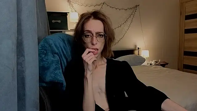 amber quell here online show from 10.10.25