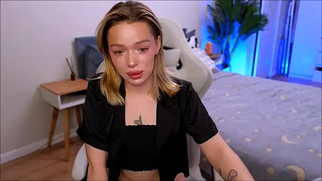 Snapshot of Lily_Yin chatting on 12.18.25 Lily Yin online show from 12.18.25