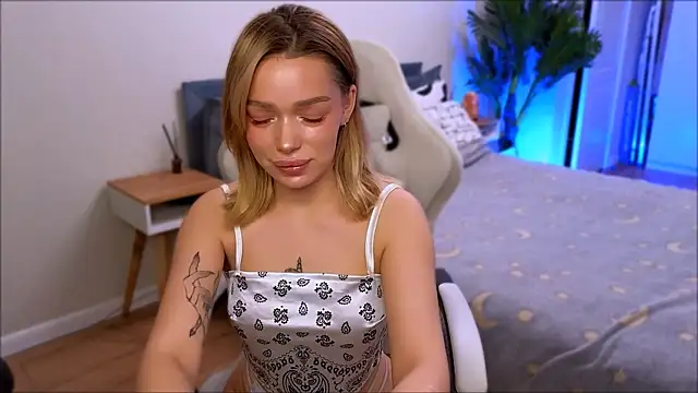 Snapshot of Lily_Yin chatting on 12.19.25 Lily Yin online show from 12.19.25