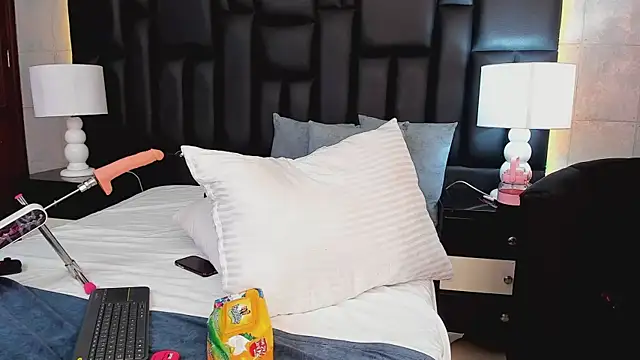 Snapshot of MiaSweeths chatting on 02.27.25 MiaSweeths online show from 02.27.25