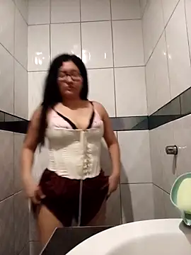 Snapshot of ladygmusic chatting on 11.26.25 ladygmusic online show from 11.26.25