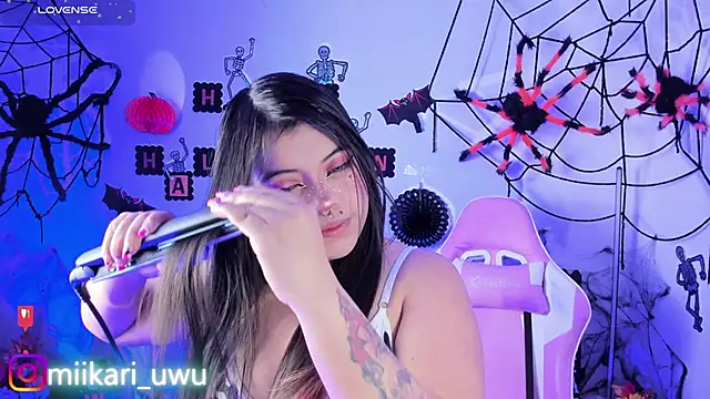 Snapshot of Ahri_Elderwood chatting on 10.15.25 Ahri Elderwood online show from 10.15.25