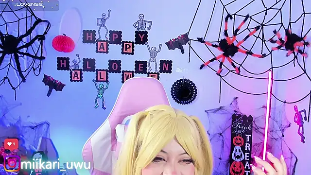 Snapshot of Ahri_Elderwood chatting on 10.25.25 Ahri Elderwood online show from 10.25.25