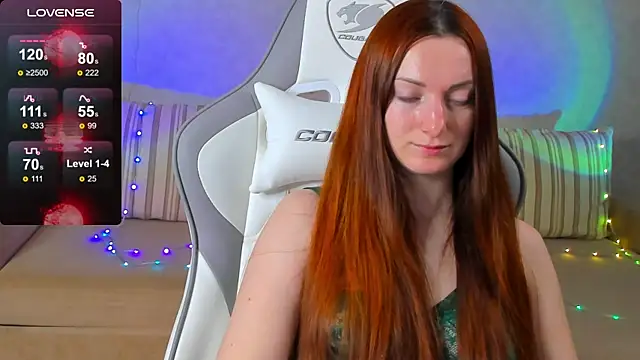 Snapshot of FlamyGold chatting on 10.28.25 FlamyGold online show from 10.28.25