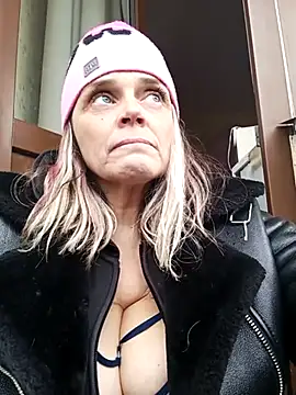 hugebobbs online show from 03.18.25