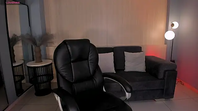 HannaConnor  online show from 10.07.25