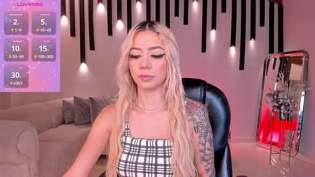 HannaConnor  online show from 10.13.25