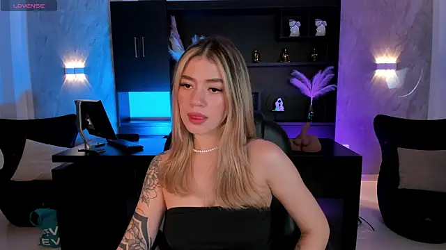 ViolettHansson online show from 11.25.25