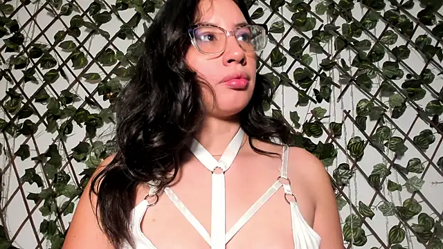 Snapshot of CoralineSanchez chatting on 03.27.26 CoralineSanchez online show from 03.27.26
