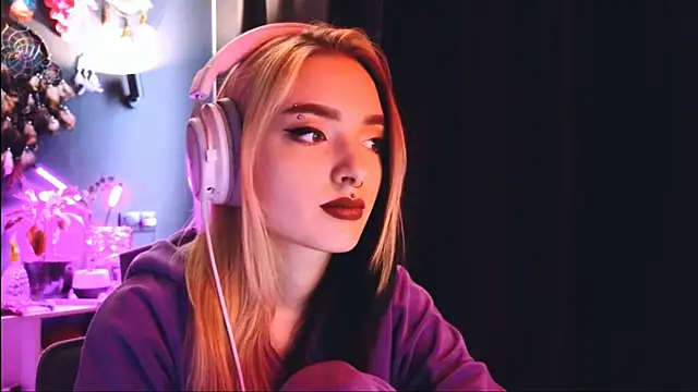 Snapshot of Avi_Nile chatting on 12.07.24 Avi Nile online show from 12.07.24