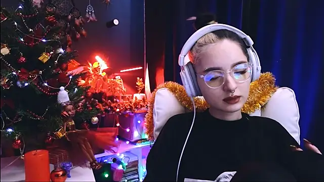 Snapshot of Avi_Nile chatting on 12.22.24 Avi Nile online show from 12.22.24