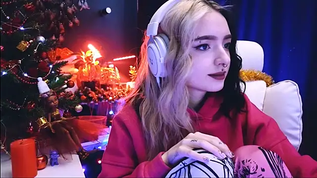 Snapshot of Avi_Nile chatting on 12.24.24 Avi Nile online show from 12.24.24