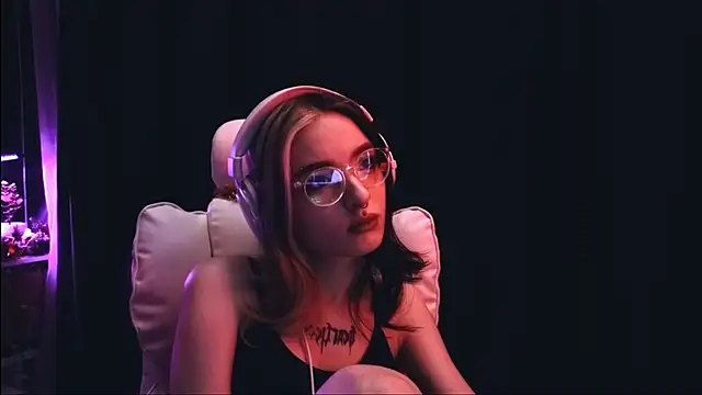 Snapshot of Avi_Nile chatting on 12.27.24 Avi Nile online show from 12.27.24