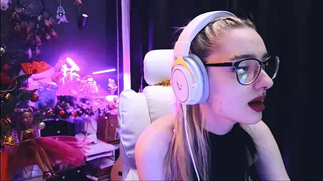 Snapshot of Avi_Nile chatting on 01.13.25 Avi Nile online show from 01.13.25