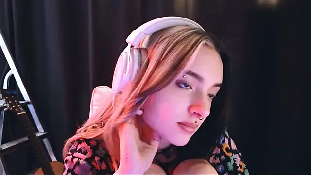 Snapshot of Avi_Nile chatting on 02.06.25 Avi Nile online show from 02.06.25