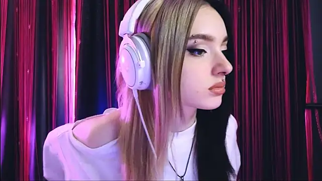 Snapshot of Avi_Nile chatting on 03.16.25 Avi Nile online show from 03.16.25