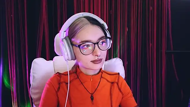 Snapshot of Avi_Nile chatting on 03.18.25 Avi Nile online show from 03.18.25