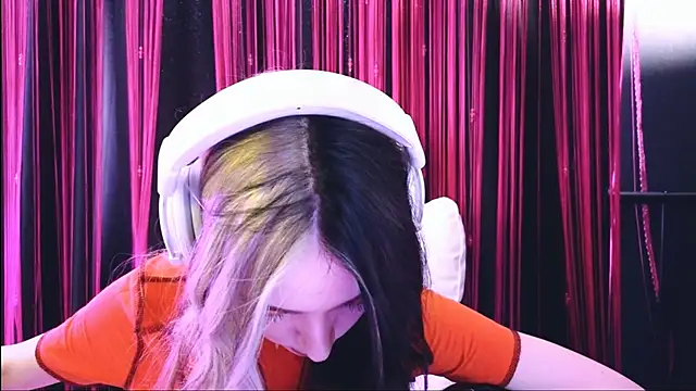 Snapshot of Avi_Nile chatting on 03.19.25 Avi Nile online show from 03.19.25