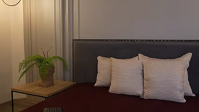 IrisBaker online show from 10.04.25