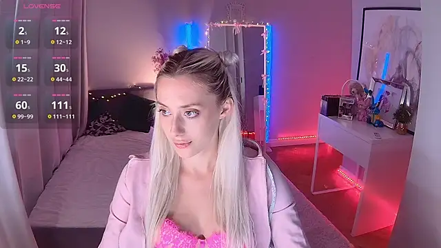 Snapshot of LoryWood chatting on 09.11.25 LoryWood online show from 09.11.25