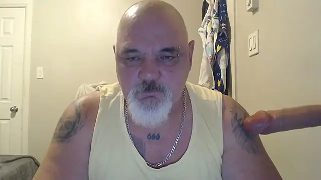 Newfiesausage1972 online show from 02.10.25