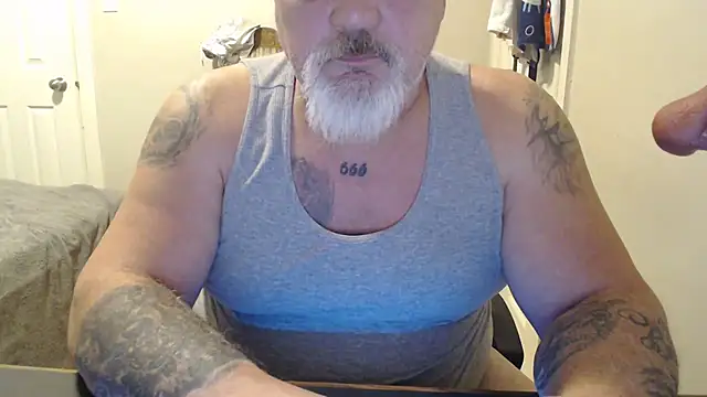 Newfiesausage1972 online show from 02.19.25