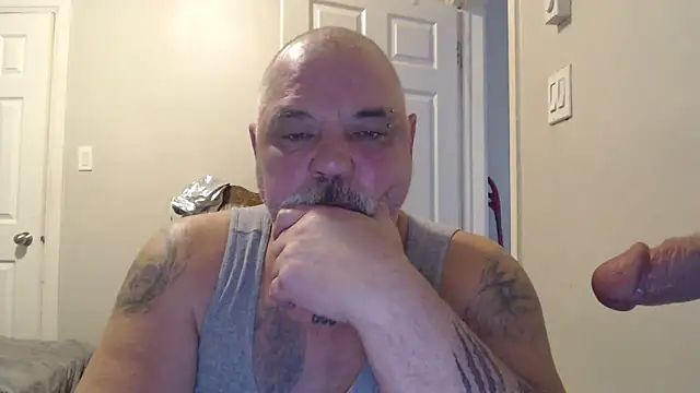 Newfiesausage1972 online show from 02.20.25