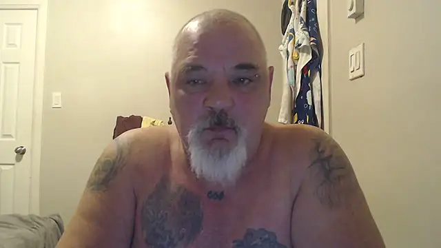 Newfiesausage1972 online show from 03.12.25