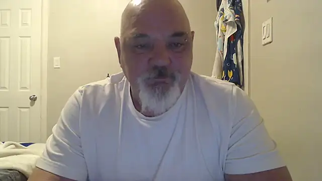 Newfiesausage1972 online show from 03.20.25