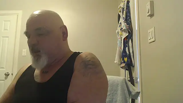 Newfiesausage1972 online show from 03.21.25