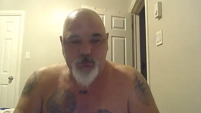 Newfiesausage1972 online show from 03.23.25