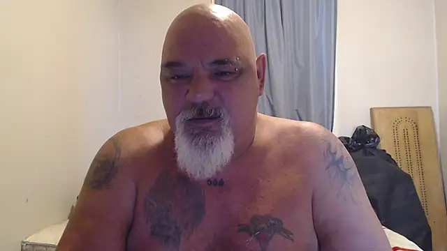 Newfiesausage1972 online show from 10.06.25