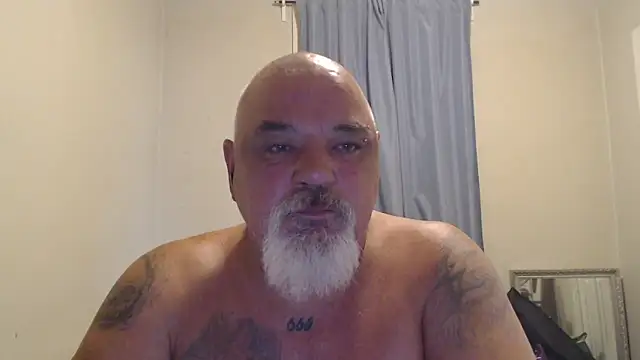 Newfiesausage1972 online show from 10.14.25