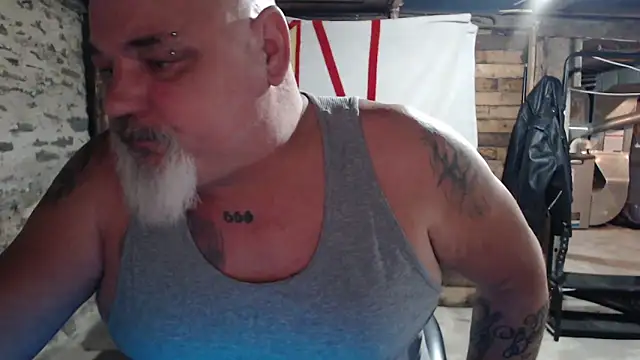 Newfiesausage1972 online show from 11.23.25