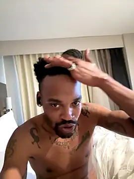 Snapshot of 1BeautyN1Beast chatting on 11.03.25 1BeautyN1Beast online show from 11.03.25