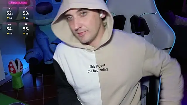 Snapshot of Gil_gamesh90 chatting on 10.13.25 Gil gamesh90 online show from 10.13.25