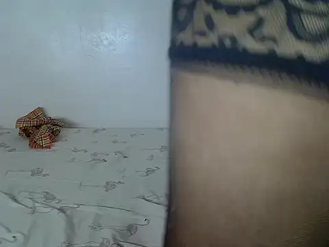 Snapshot of laetitia_ chatting on 02.25.26 laetitia online show from 02.25.26