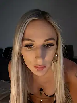 Snapshot of Liana_Lou chatting on 12.14.24 Liana Lou online show from 12.14.24