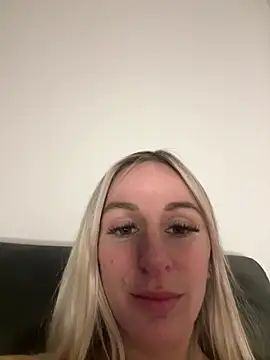 Snapshot of Liana_Lou chatting on 01.12.25 Liana Lou online show from 01.12.25