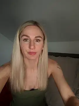 Snapshot of Liana_Lou chatting on 02.23.25 Liana Lou online show from 02.23.25