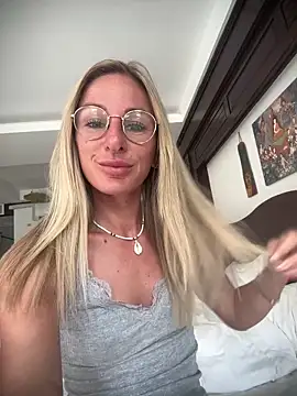 Snapshot of Liana_Lou chatting on 04.04.26 Liana Lou online show from 04.04.26