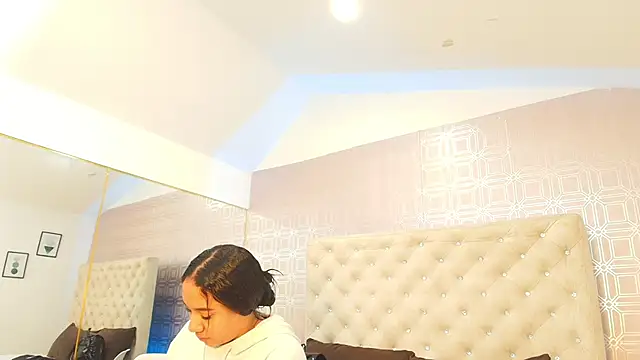 Snapshot of Sara_Desire chatting on 02.01.25 Sara Desire online show from 02.01.25